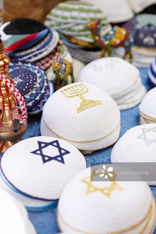 以色列萨法德巴扎的犹太小帽图片素材