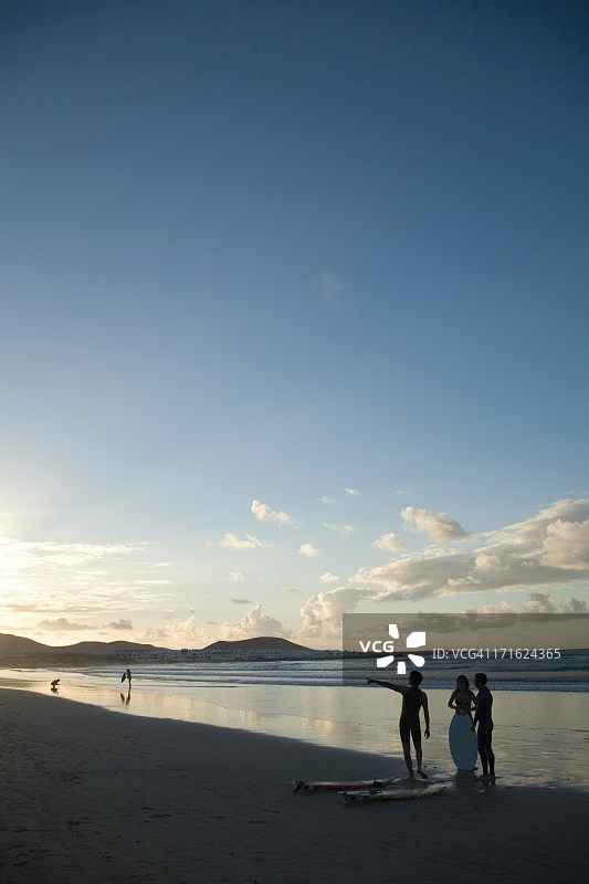 西班牙加那利群岛兰萨罗特岛法马拉海滩上的冲浪者图片素材