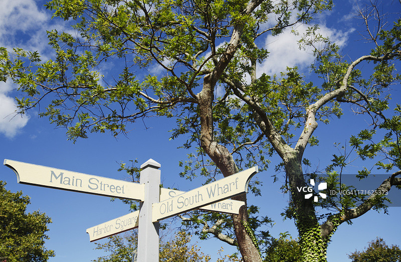 美国马萨诸塞州楠塔基特岛方向指示牌仰视图片素材