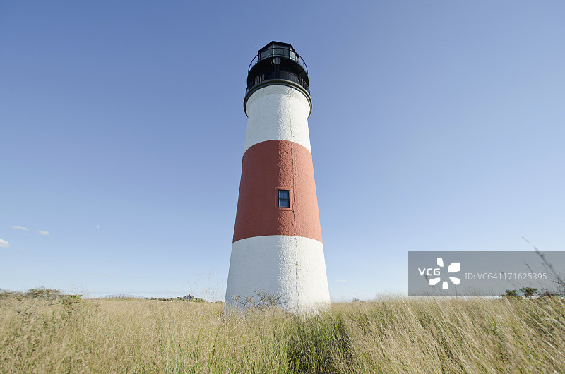 美国马萨诸塞州楠塔基特岛的"Sankaty Head Light"低角度景观图片素材