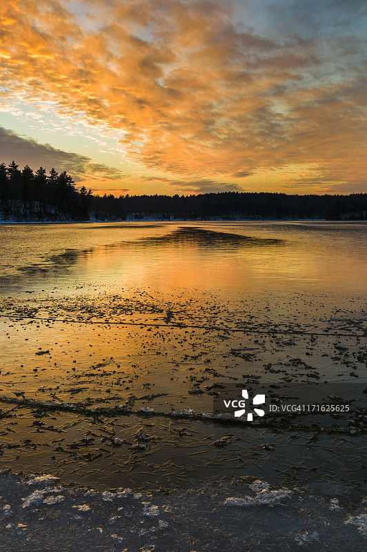美国马萨诸塞州康科德瓦尔登湖日落图片素材
