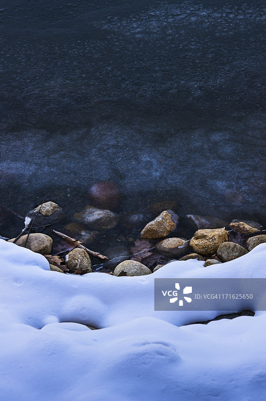 美国马萨诸塞州康科德：瓦尔登湖的雪岸图片素材