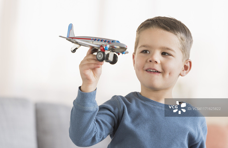 美国新泽西州泽西市：男孩（4-5岁）玩玩具飞机图片素材