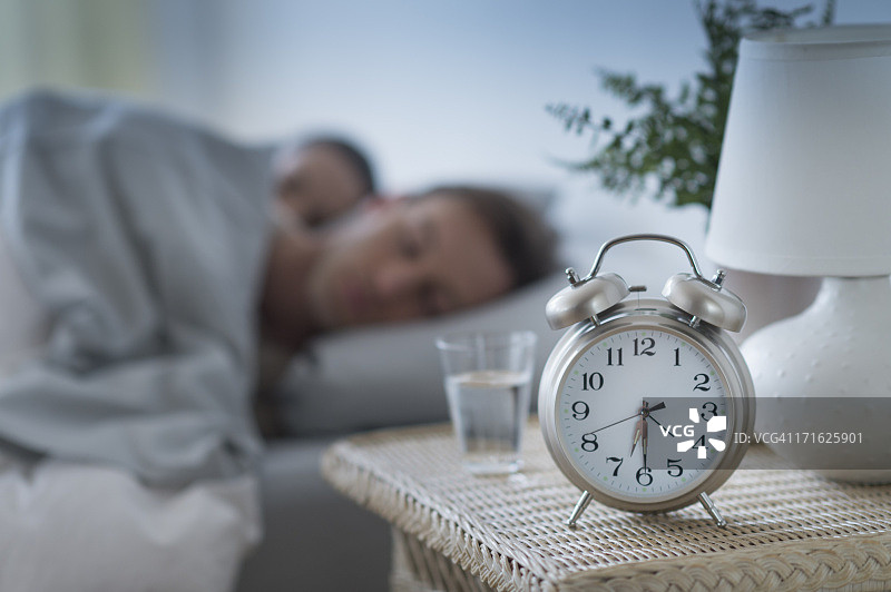 美国新泽西州泽西市：卧室里的闹钟图片素材