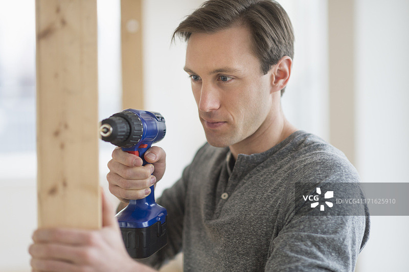 美国新泽西州泽西市，男人使用手钻图片素材