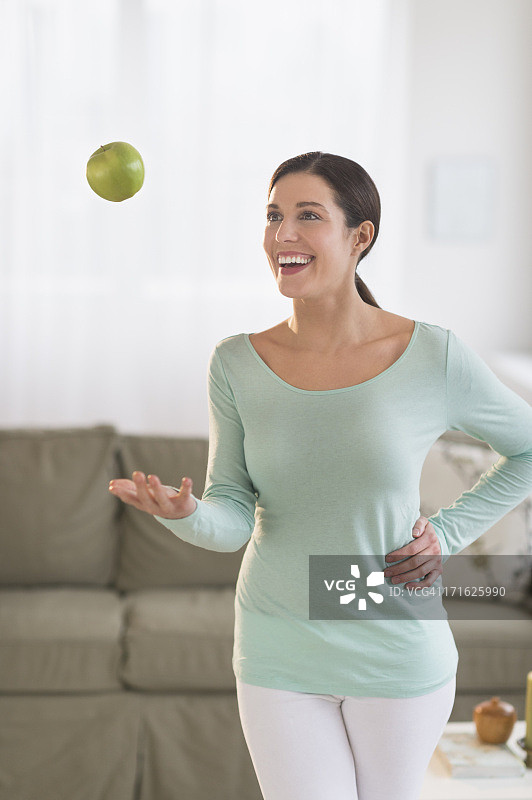 美国新泽西州泽西市，在家玩苹果的女性图片素材