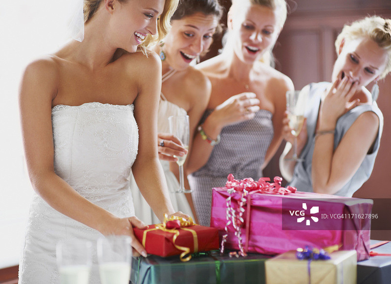 南非开普敦：新娘和伴娘打开礼物图片素材