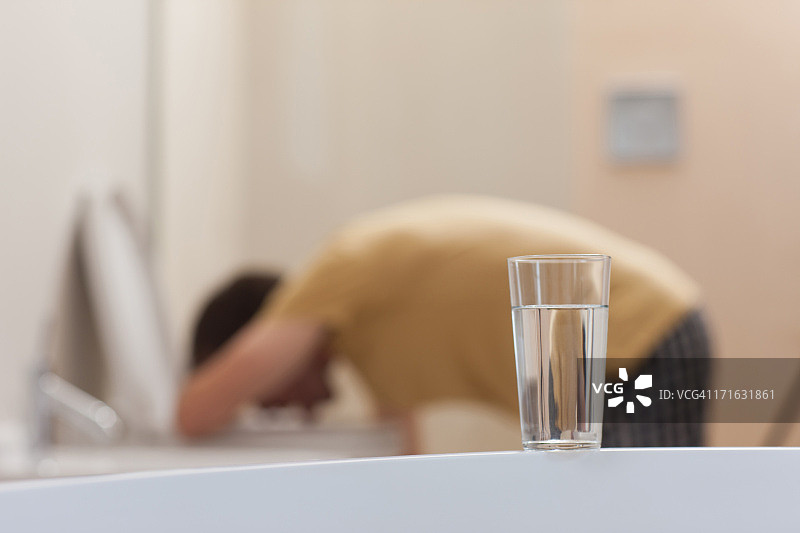 溶解的药物与呕吐男子图片素材