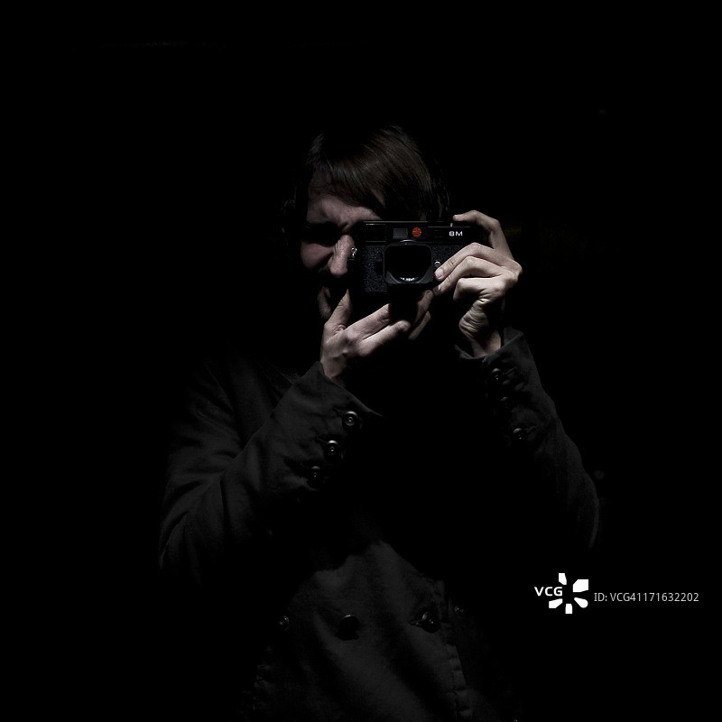 深色男性自画像图片素材