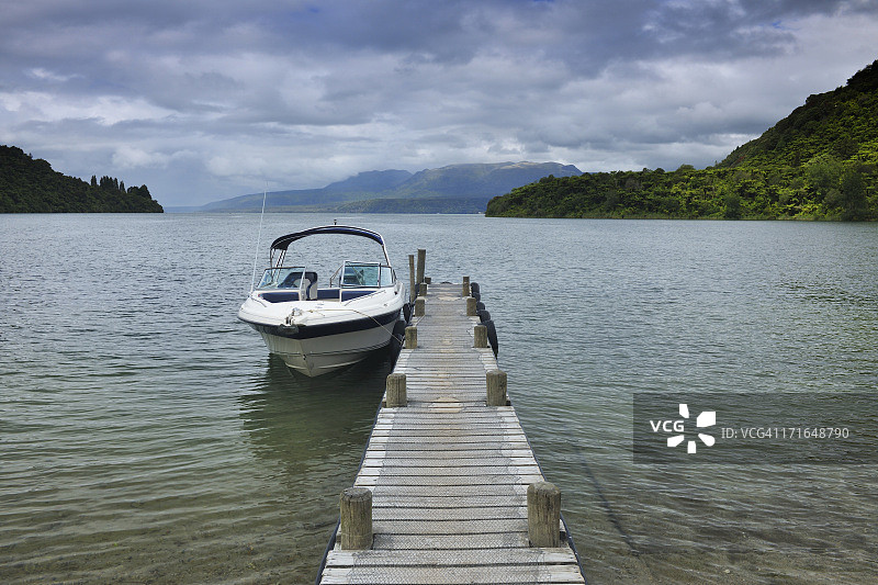 带木制码头的船图片素材