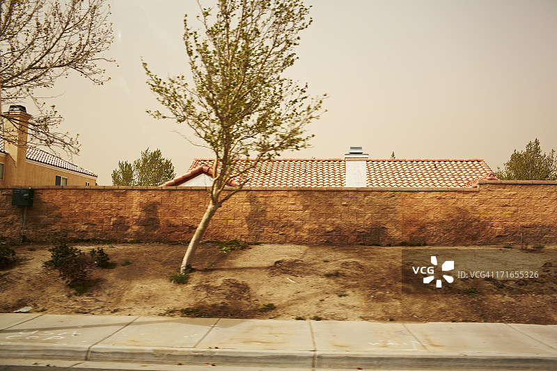 沙漠中的郊区住宅图片素材