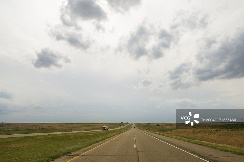 乡村环境中的笔直道路图片素材