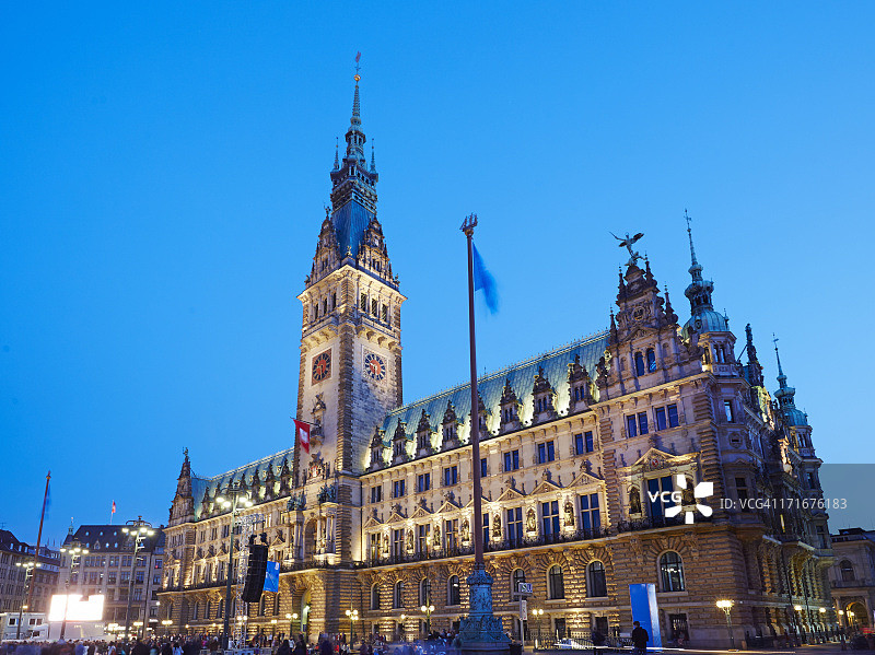 夜晚的汉堡市政厅图片素材