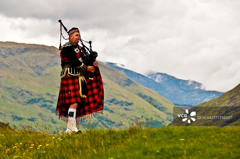 穿苏格兰短裙的高地风笛手图片素材
