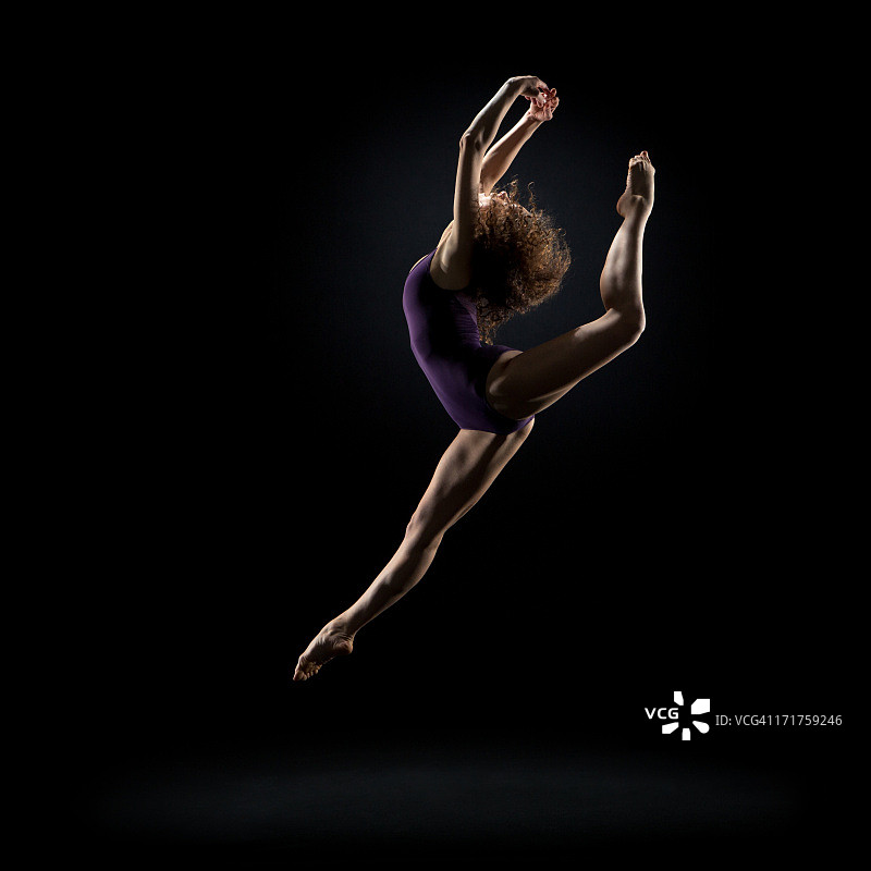 黑色背景舞者造型图片素材