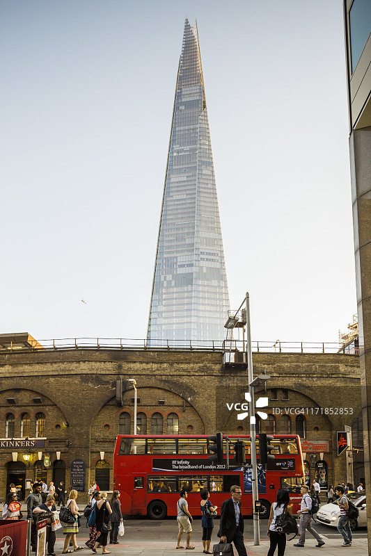 伦敦桥火车站附近的公共汽车图片素材