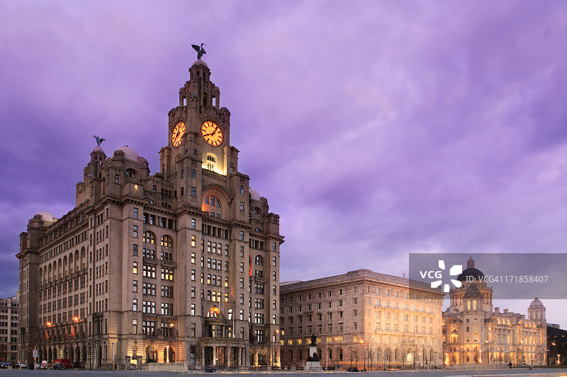 利物浦紫色城市天际线码头图片素材