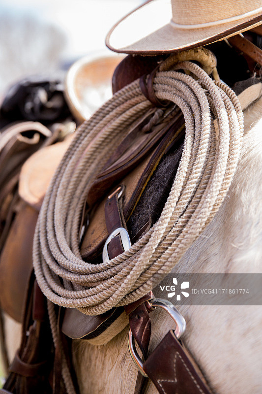 挂在马鞍上的大麻套索与牛仔图片素材