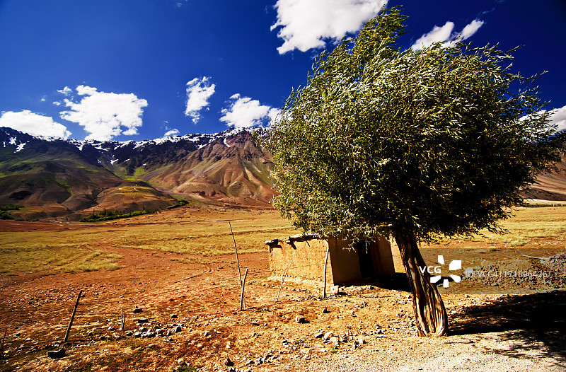 刮风的日子和尘土飞扬的道路图片素材