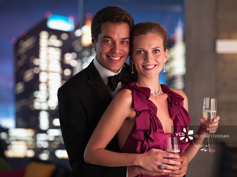 优雅的情侣在夜晚喝香槟图片素材