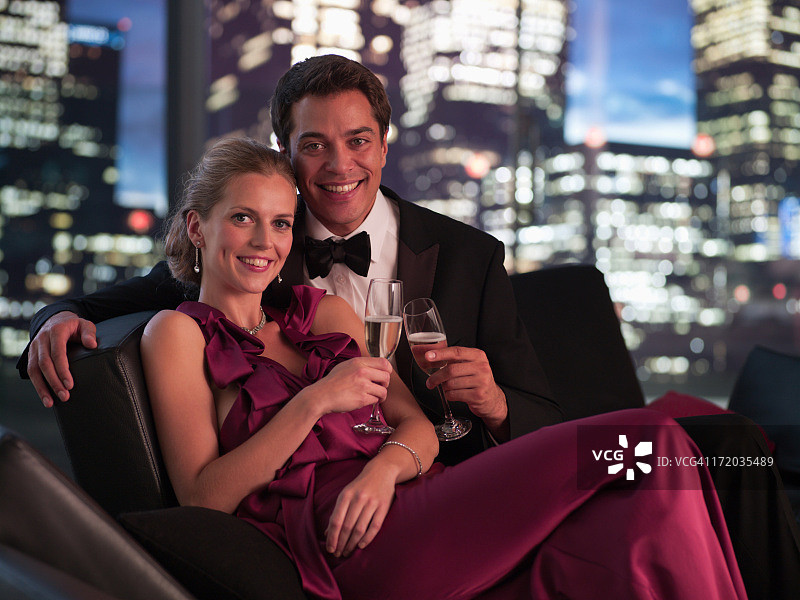 优雅的情侣在夜晚喝香槟图片素材