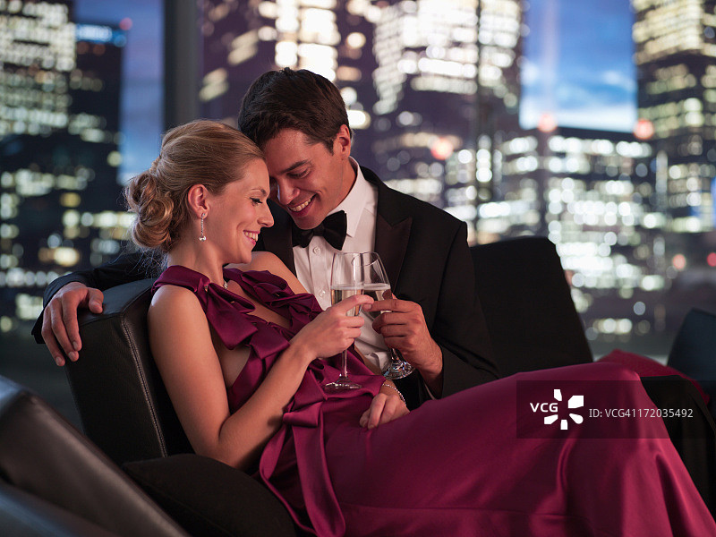 优雅的情侣在夜晚喝香槟图片素材