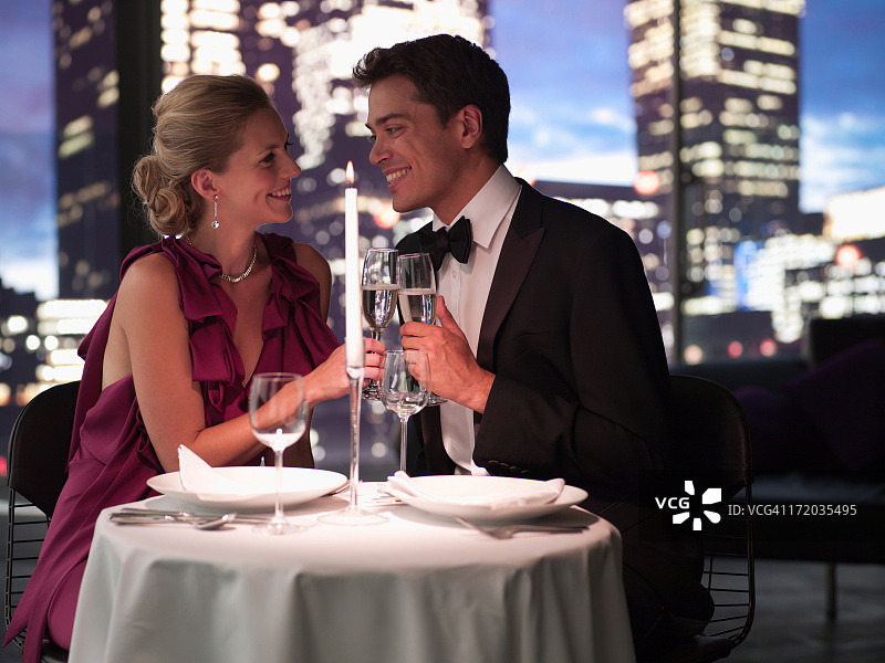 优雅情侣餐厅用餐图片素材