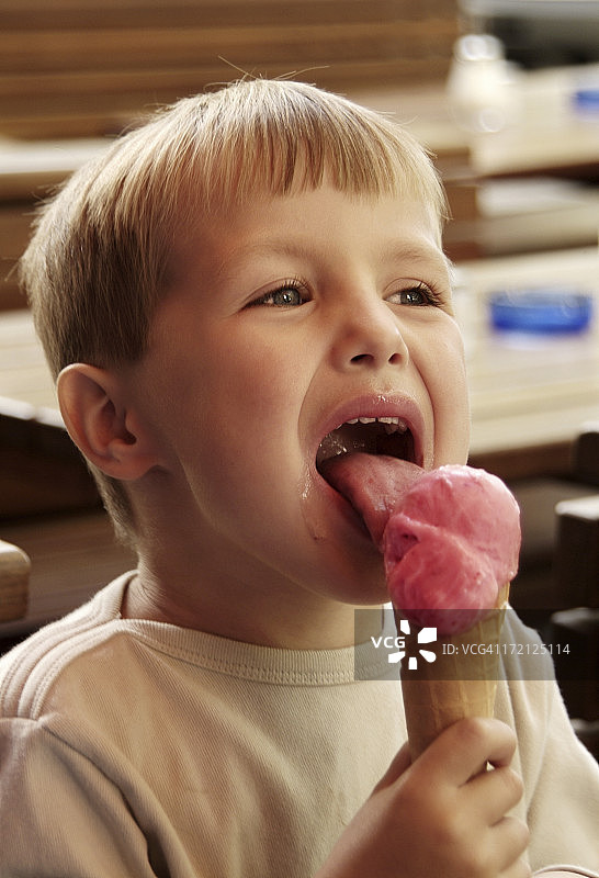 男孩吃冰淇淋图片素材