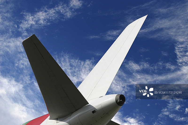 蓝天下的客机尾翼图片素材