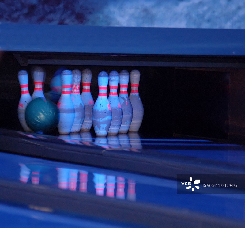 霓虹灯下的保龄球图片素材