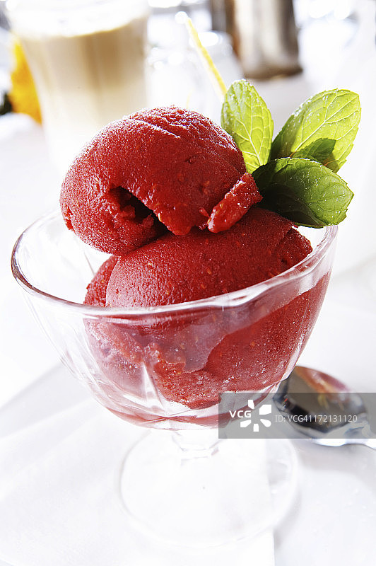 玻璃碗里的草莓沙冰图片素材