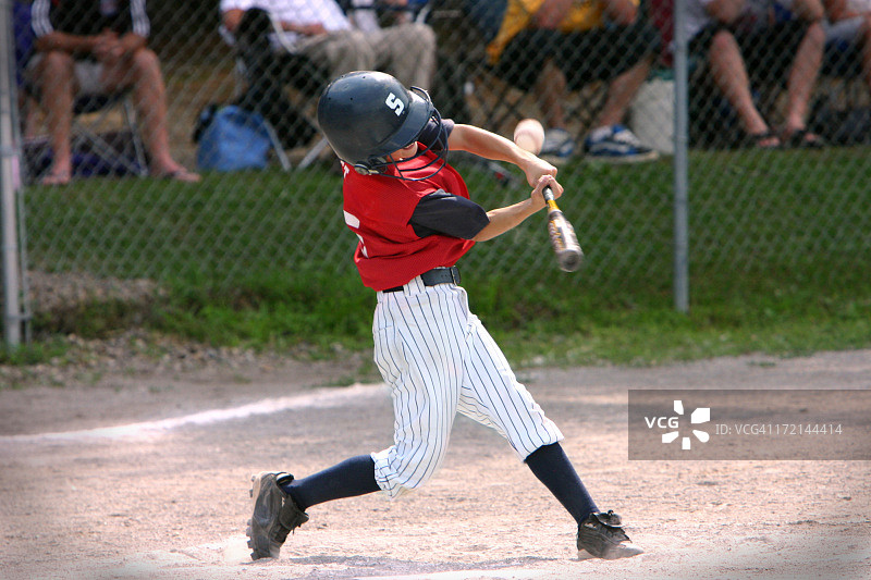 棒球运动员击打界外球图片素材