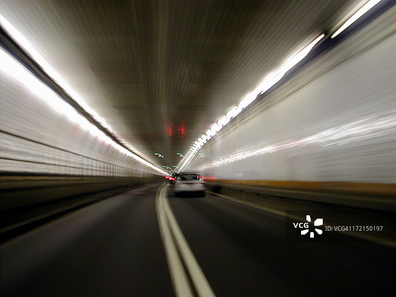 驾车穿过荷兰隧道 01图片素材