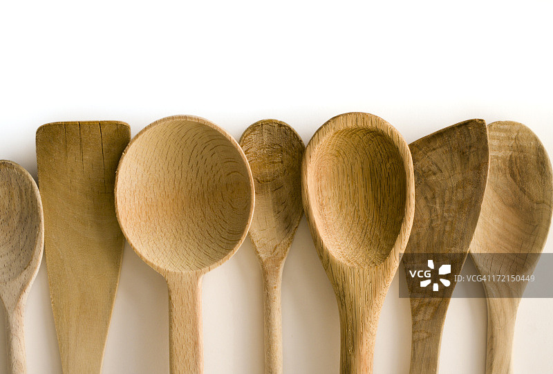 白色背景上的木勺和刮铲厨具边框图片素材