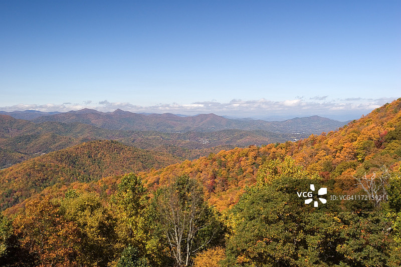 秋季烟雾山图片素材