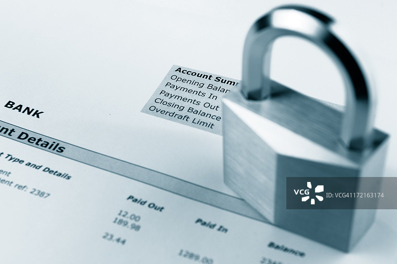 银行账单上的锁图片素材