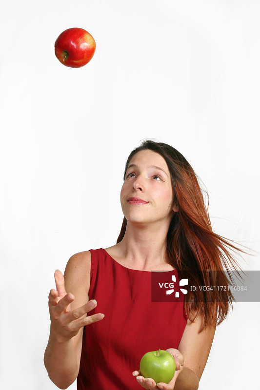 女人玩苹果杂耍图片素材