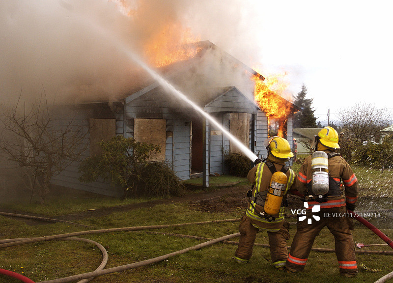 消防员扑灭民宅火灾图片素材