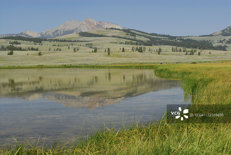 黄石公园的山脉倒影图片素材