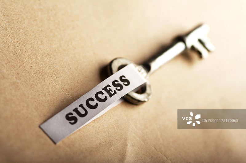 一位商人向后靠在椅子上，双手放在头上图片素材