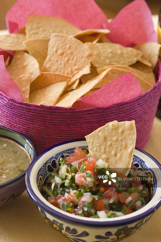 墨西哥玉米饼薯片和莎莎酱图片素材