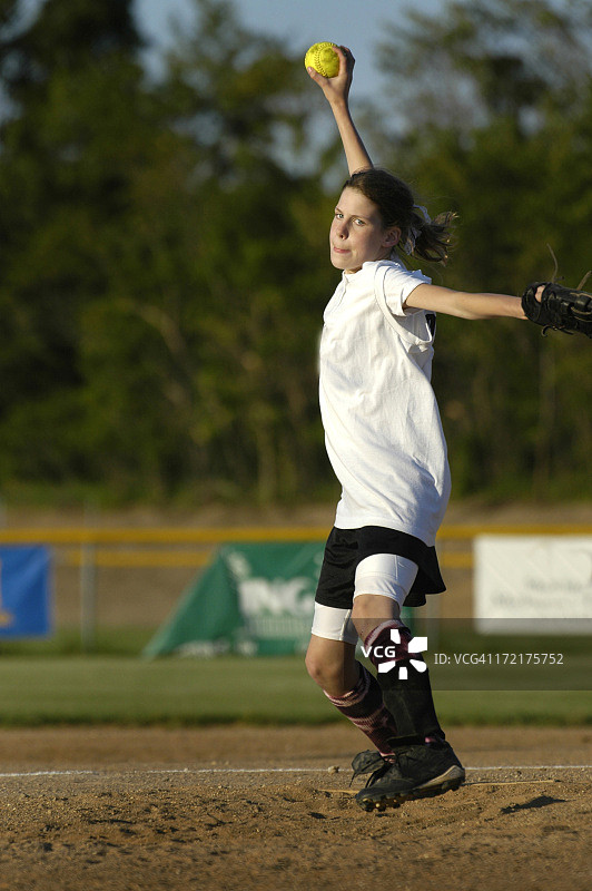 青年垒球投手图片素材