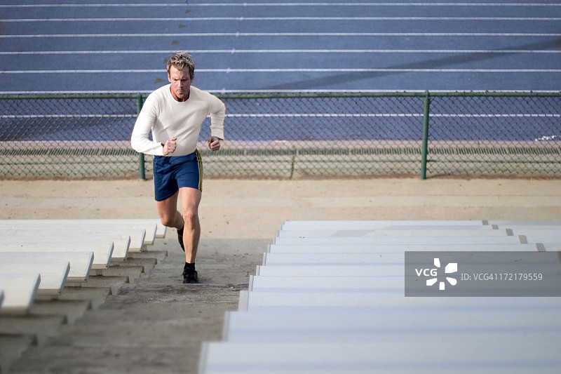 男人在看台上跑步，以保持健康和力量图片素材