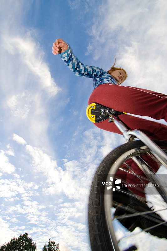 独轮车女孩图片素材