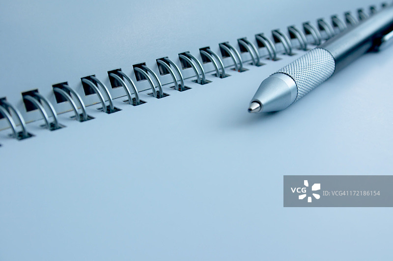 蓝色笔记本和笔图片素材