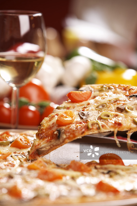 薄皮披萨，配番茄、奶酪和蔬菜图片素材