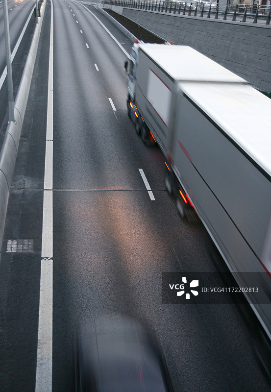 行驶中的运输卡车图片素材