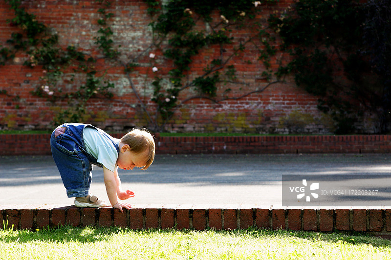 平衡男孩图片素材