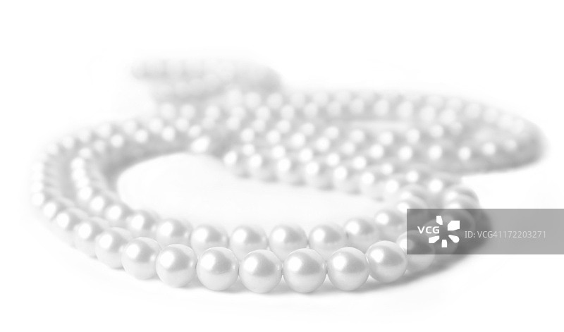 白色背景上的珍珠项链图片素材