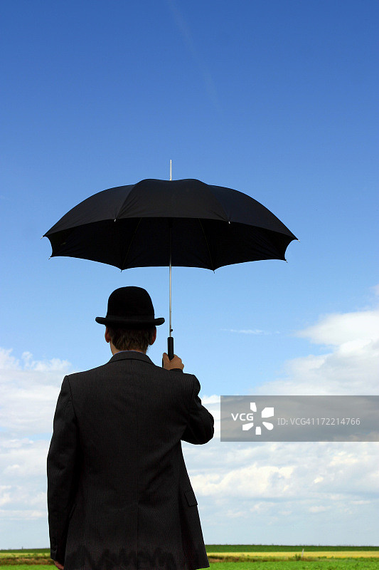 打着伞的商人图片素材